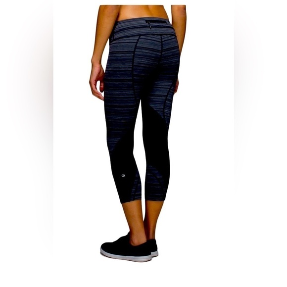 Lululemon Run: Inspire Crop II (Mesh) 21” in Cyber Stripe Deep Coal Black Sz 6 - Picture 2 of 11